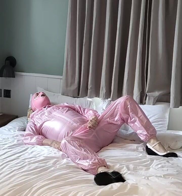 Nottstvslut: 시시 핑크 Pvc 정장과 후드