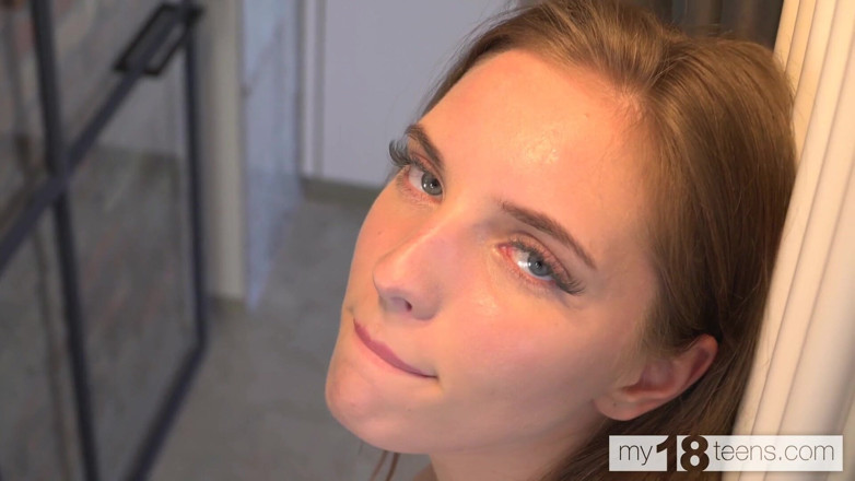 My 18 Teens: MY18TEENS - une des plus belles filles montre sa chatte
