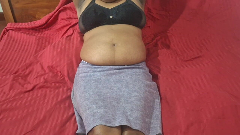 Teena New: Une petite amie asiatique à gros cul gémissante fait un show