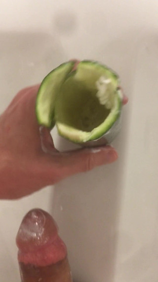 AlwaysHard: Een poesje neuken, courgette scheten latend en binnen klaarkomen
