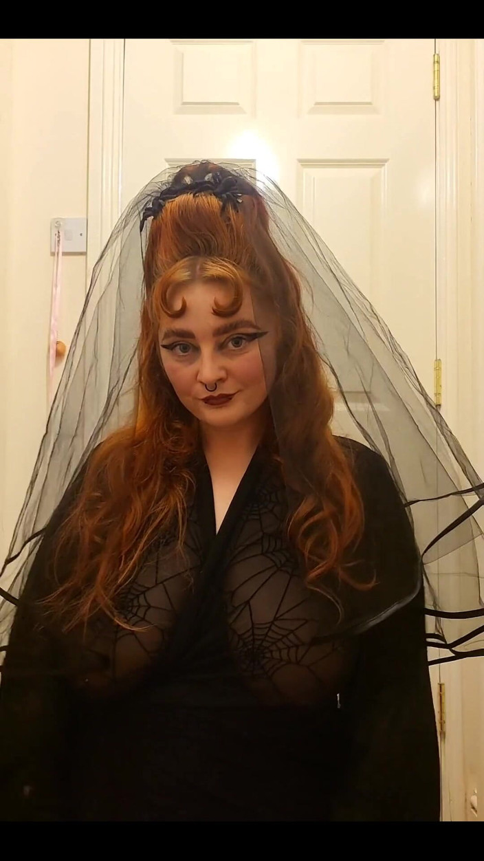 Bunny Royle: Seasonal Mistress Ready to Ensnare You in My Web