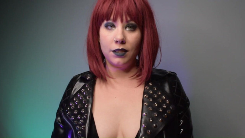 Deanna deadly: Сіссі залякує податок