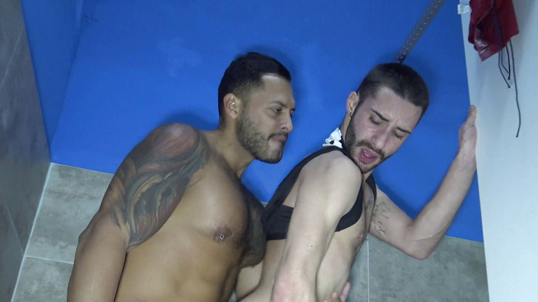 Gaybareback: イケメンはViktor Romによって生ハメ犯さ
