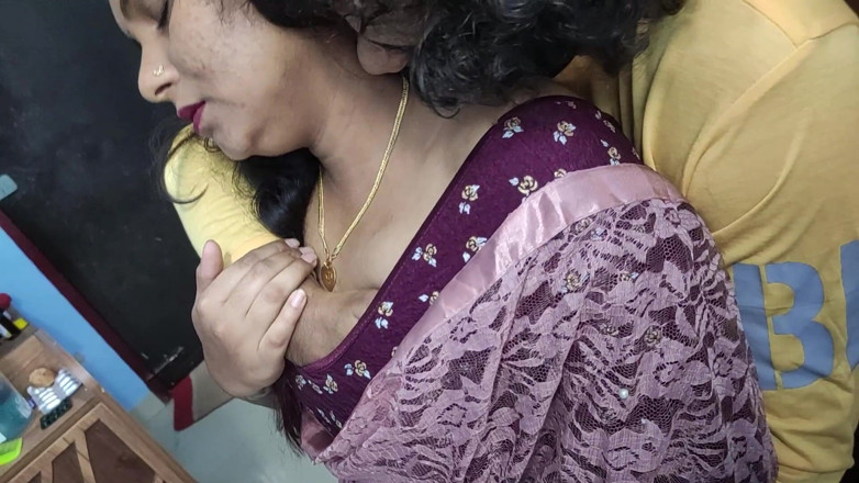 Vaigavarun45: Vaishnavy Saree odstranění a sexy romantika s prsy líbání zadku...