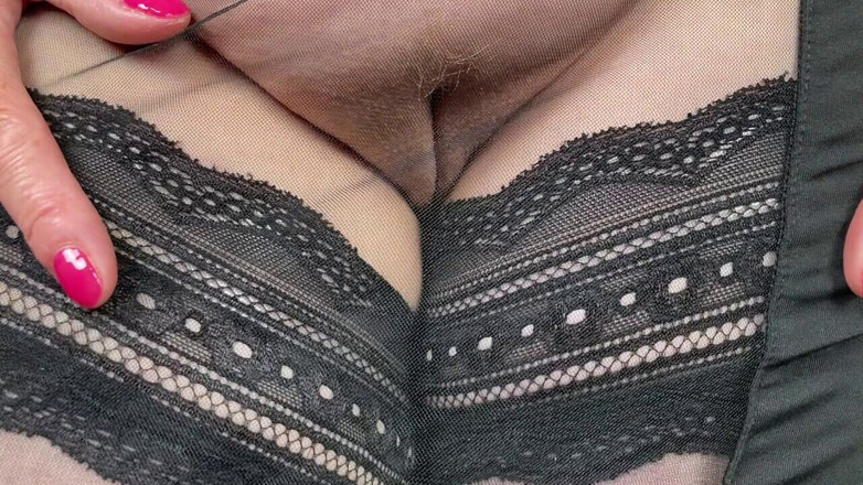 Mr MF: I piedi della signora matura indossa un vestito molto sexy