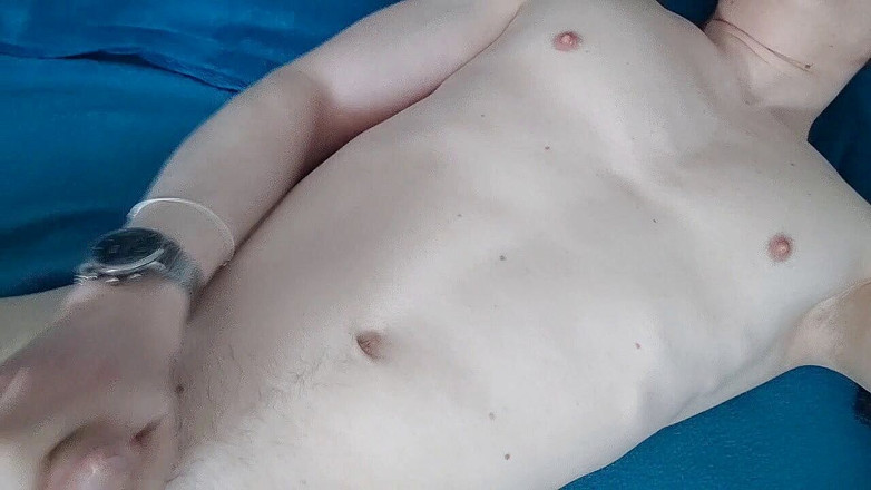 Kayden Taylor: Chico flaco blanco de 18+ se masturba en su cama