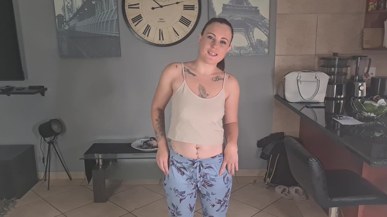 InkedButterfly69: Une brune nous explique chaque pièce tatouée sur son corps à...