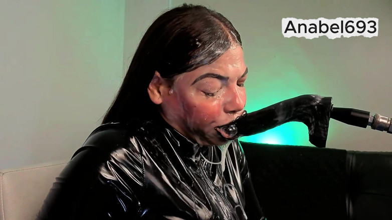 anabel693: Démon habillé en latex, gants en latex, combinaison en latex...