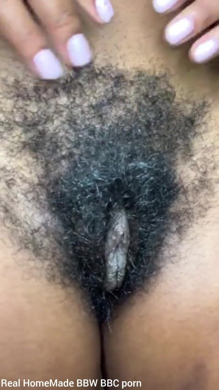 Super sexy ebony cuties: Esfregando estimulando minha buceta peluda com vibrador