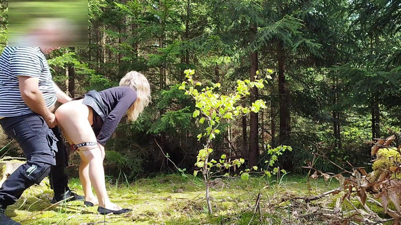 Amateur milf: Cagna di strada scopata nel bosco pubblico accanto alla Strada...