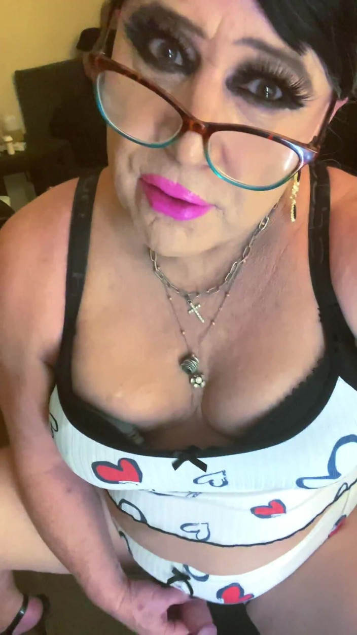 Krissy Sweets: CD-ul lui Krissy Sweets îi place să o urmărești jucându-se cu...