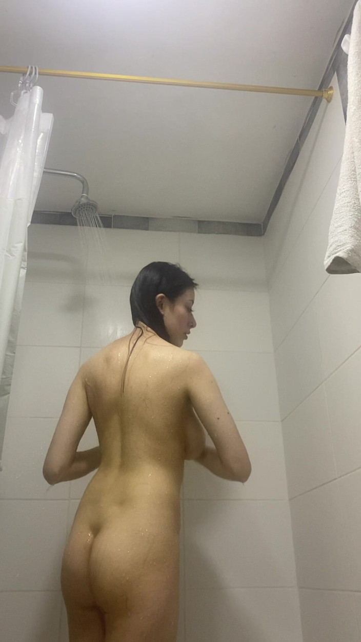 DarkScorpion: Mon demi-frère aime me regarder pendant que je me baigne