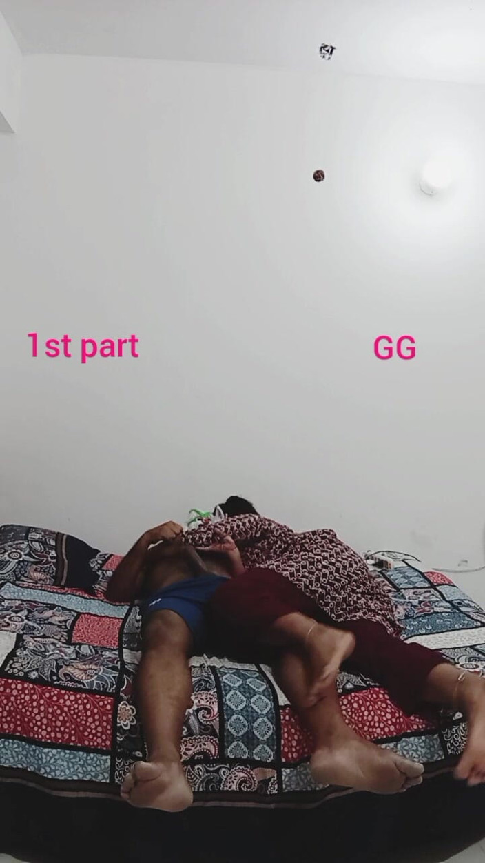 Girlgroup: Une bhabhi à gros cul laisse son debor se baiser les...