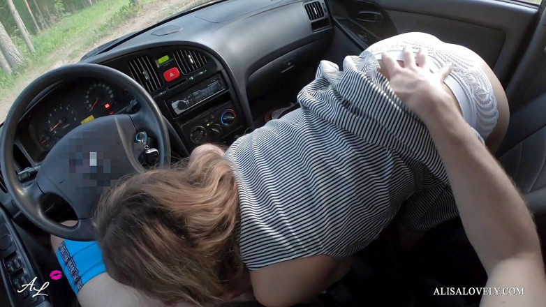 Alisa Lovely: Amateur couple outdoor fucking in car at sunset