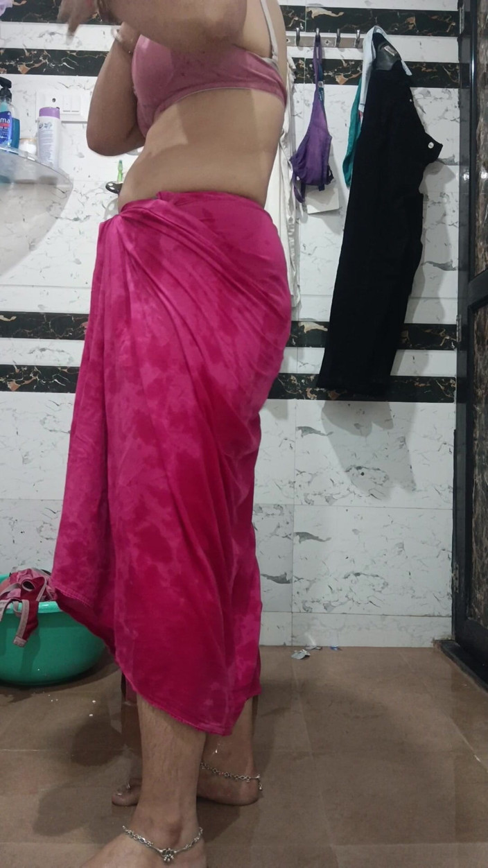 Priyahot77: Priya la bhabhi fait un show de bain sexy