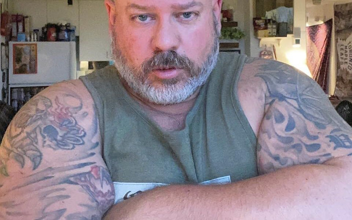Hand-Free-Daddy-Chub: Amante da marinha tem a maior gozada sem mãos