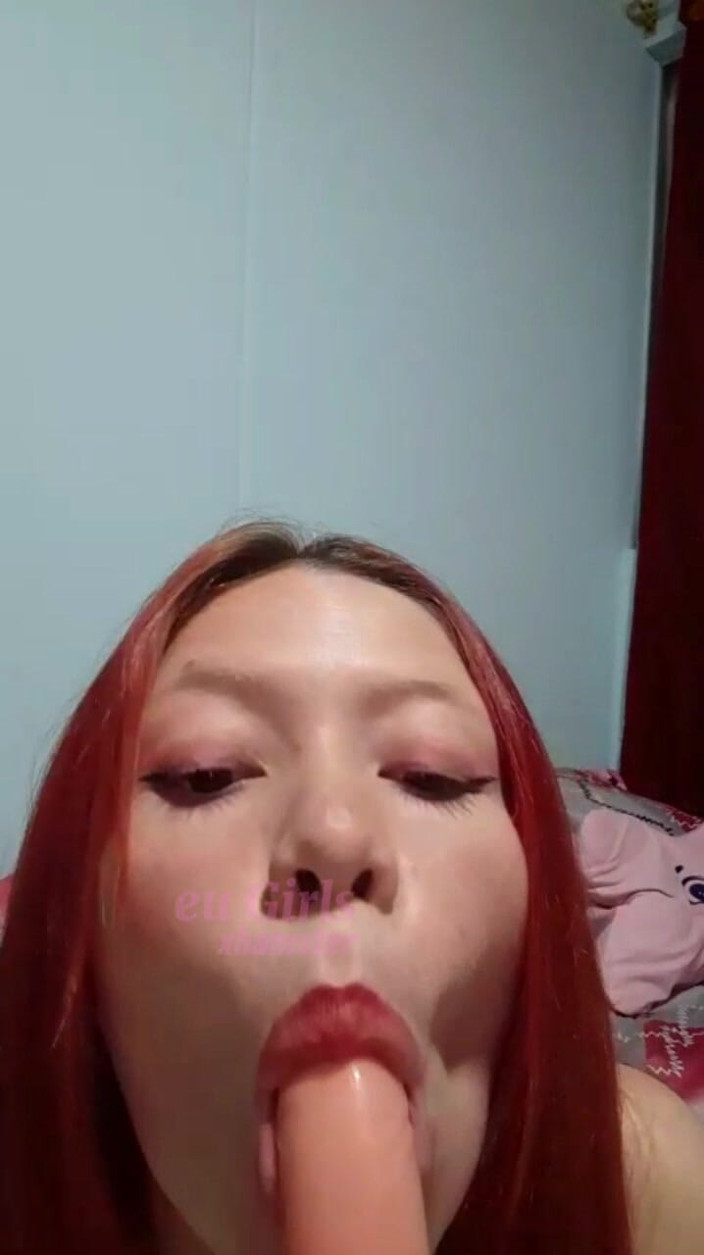Eu-Girl: Musique excitante, une rousse se masturbe et suce une bite