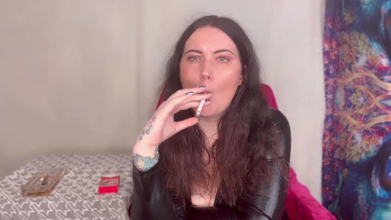MissFFW: Mlle FFW prend quelques cigarettes dans sa combinaison