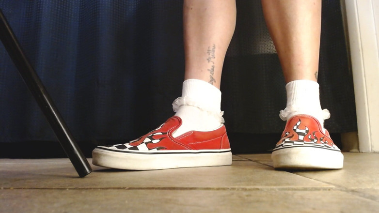 Abby Anna: Gezwollen witte sokken Vans Flame sneakers schoenenspel