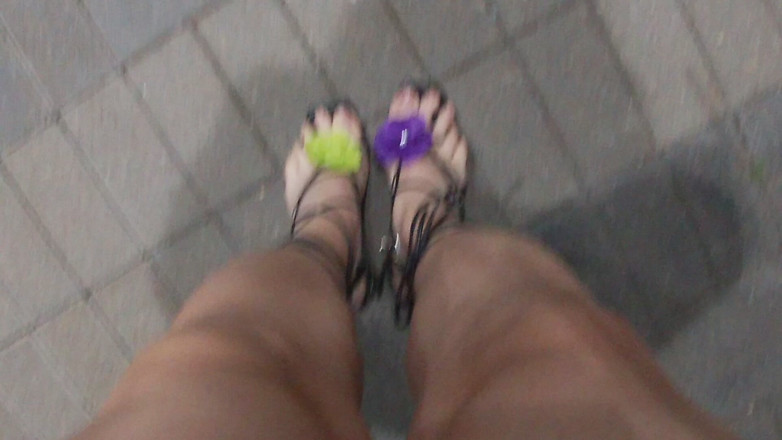 JonasBen: La sissy amatoriale miLF travestito all'aperto di notte masturbazione solitaria...