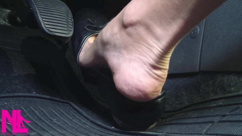 Nyllady: Revving і водіння в чорних шкіряних квартирах на barefeet