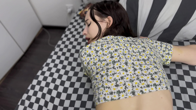 HannahKim: Le premier anal de ma demi-sœur