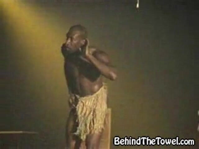 Behind The Towel: Spectacol striptease sexy lasă mulțimea cerșind mai mult