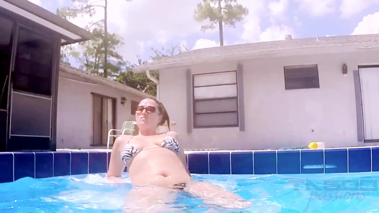Fell-on Productions: Je Baise Mon Gros Cul En Bikini Avec Ma Belle-mère...