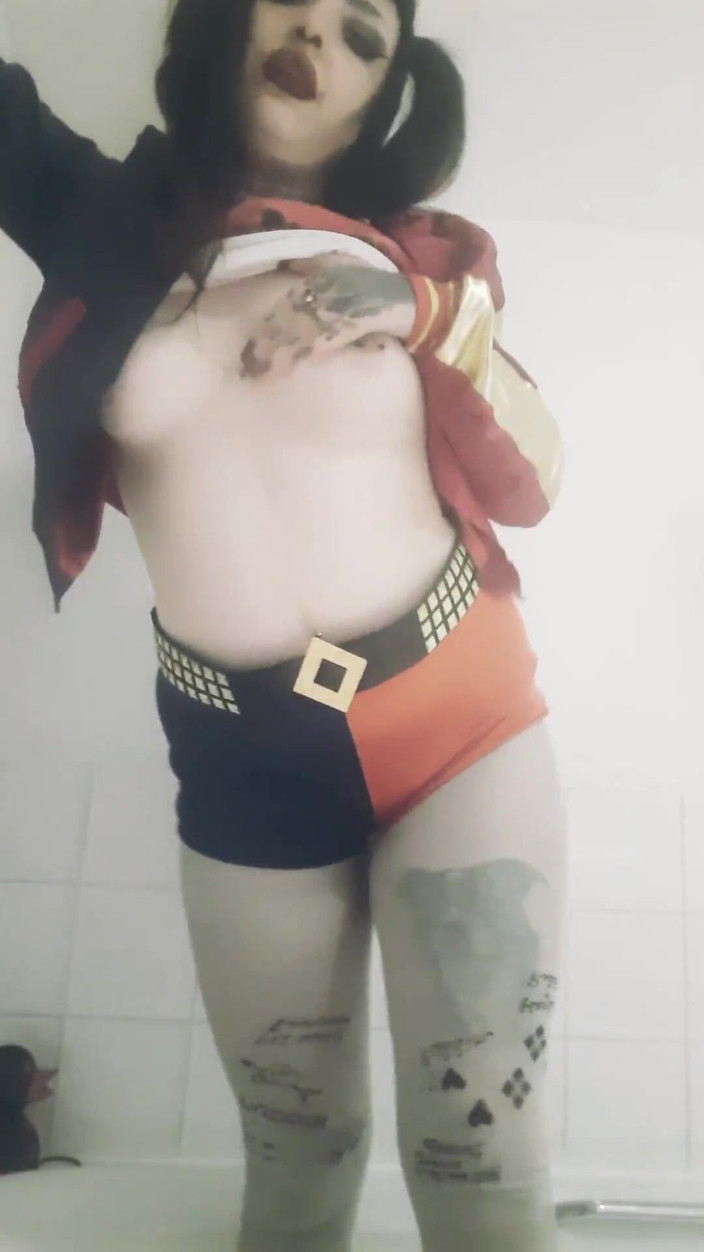 Yourfavecumslut: Pisse dans harley quinn cosplay !