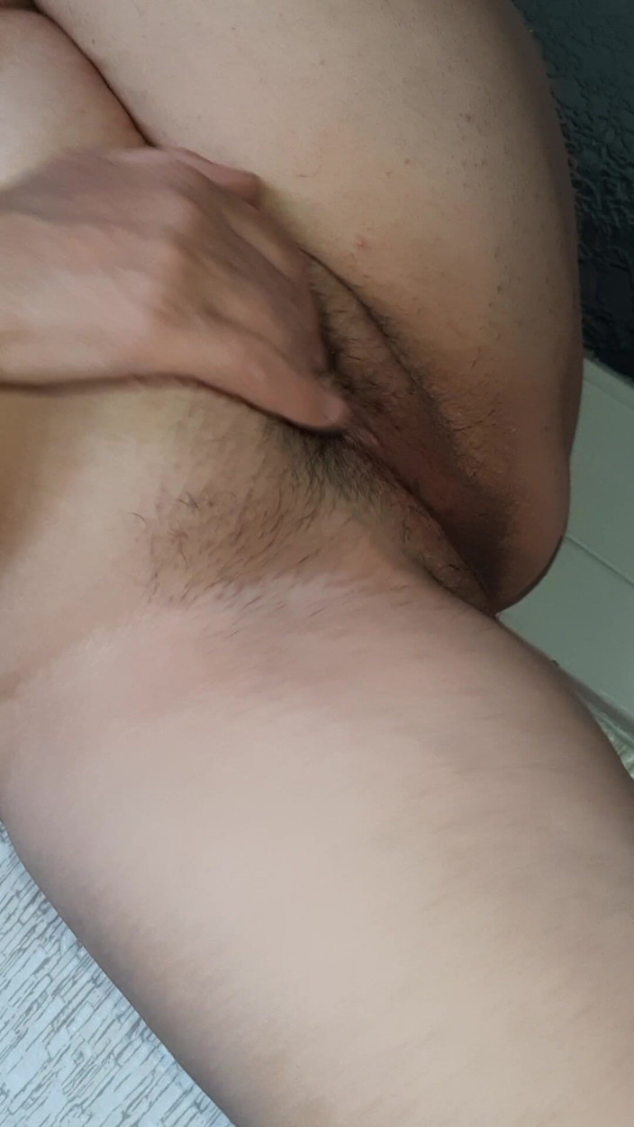 Lesbian-candys: Гаряча мамка з волохатою пиздою і великими цицьками мастурбує на кухні