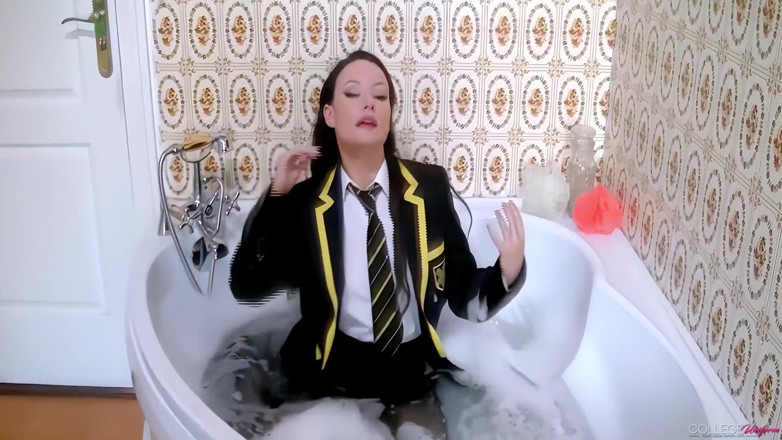 College Uniform: Tout Simplement Mouillé Avec Carla Brown