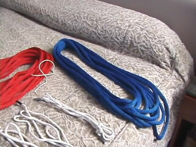 Vintage Fetish: 大きなおっぱいmilfがおっぱいペッグ中にボール猿轡