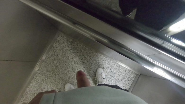 Dirty Dog: Twink - chico amateur muestra polla caminando por la calle en...