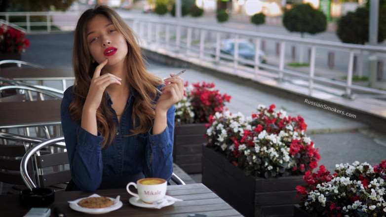 Russian Smokers: Manyetik Rus güzel sigara dumanı ile oynuyor
