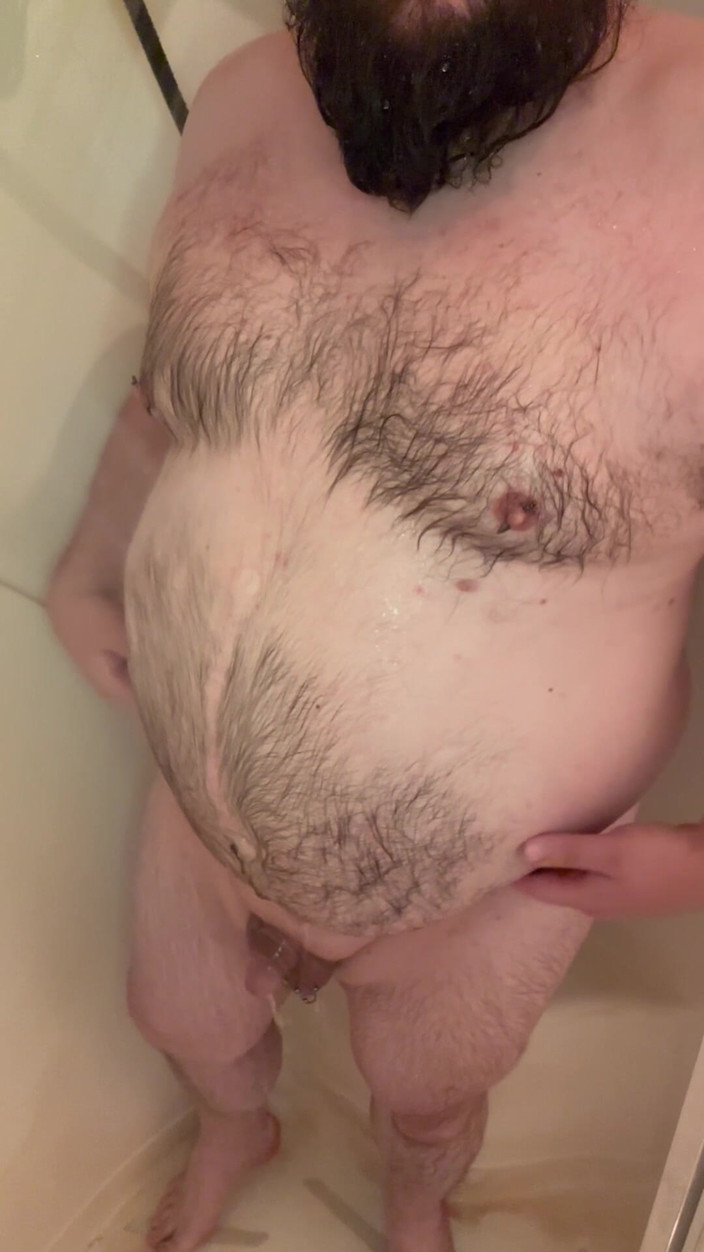 Chubby Freak: Mollige papa doucht en reinigt dildo en pijpbeurtspeeltje