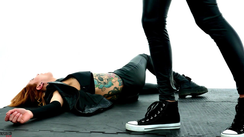 Defeated Sex Fight: Stella vs Meryl - dalam pertempuran tegar dengan fetish kaki