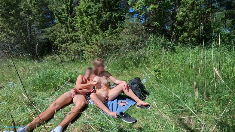 ProgrammersWife: Cowok ini nyepong kontolku dan aku ngocok kontolnya di hutan –...