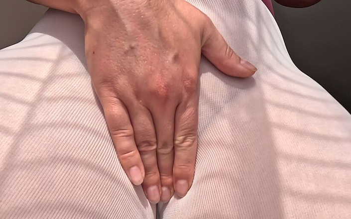 Emma Voyeur: Collants blancs, entrejambe, toucher