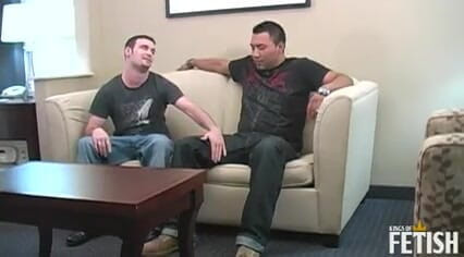 Gay Diaries: Hombre musculoso obtiene su gran polla profundamente chupada por un...