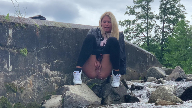 Claudia Macc: Venkovní zábava s chcaním