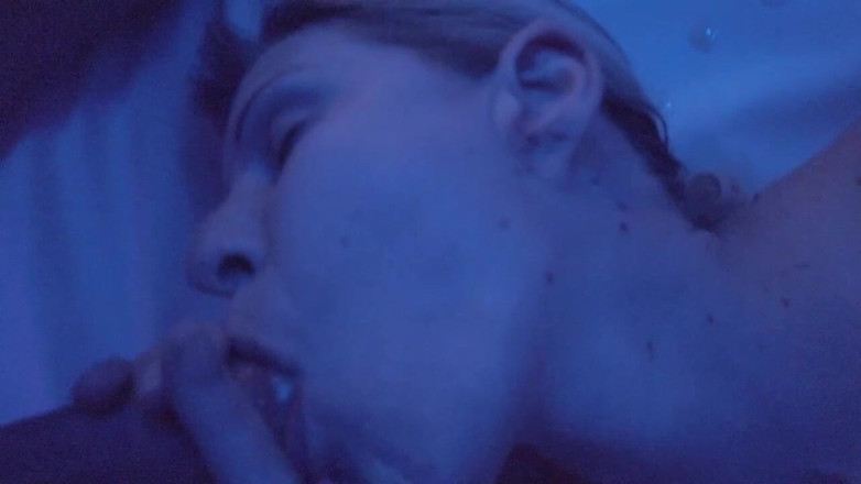 Lovekino: La blonde Sunny Sun se fait baiser par des bites énormes...