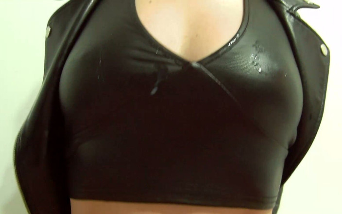 Leather Addict: Kočička v kožených legínách poskakuje na ptákovi