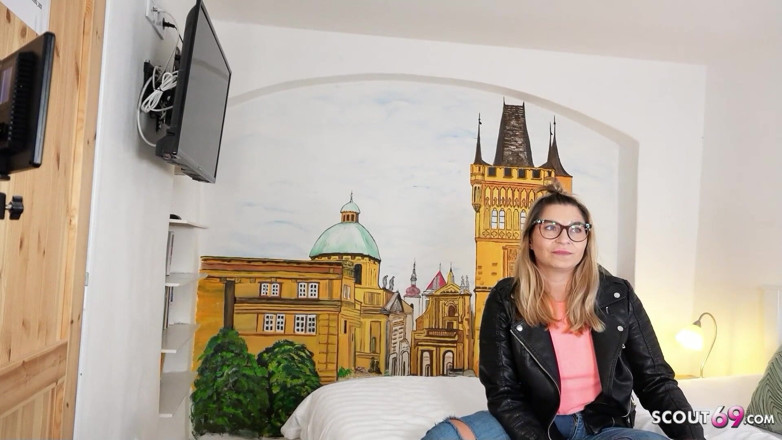 German Scout: Tysk scout - Kurvig college flicka Vivienne pickup och knull vid...