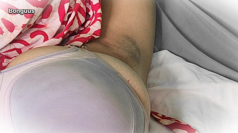 Riya Bonguus: Riya Bhabhi traindo seu marido fodendo com seu amigo