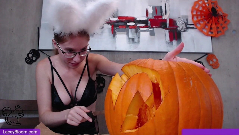 Lacey Bloom: Spettacolo dal vivo la scultura della zucca 2611