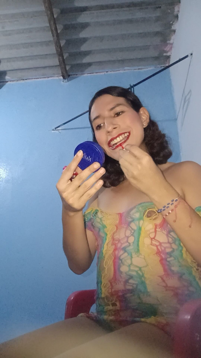 Femboy from Colombia: Ich werde jetzt diesen Raum streichen