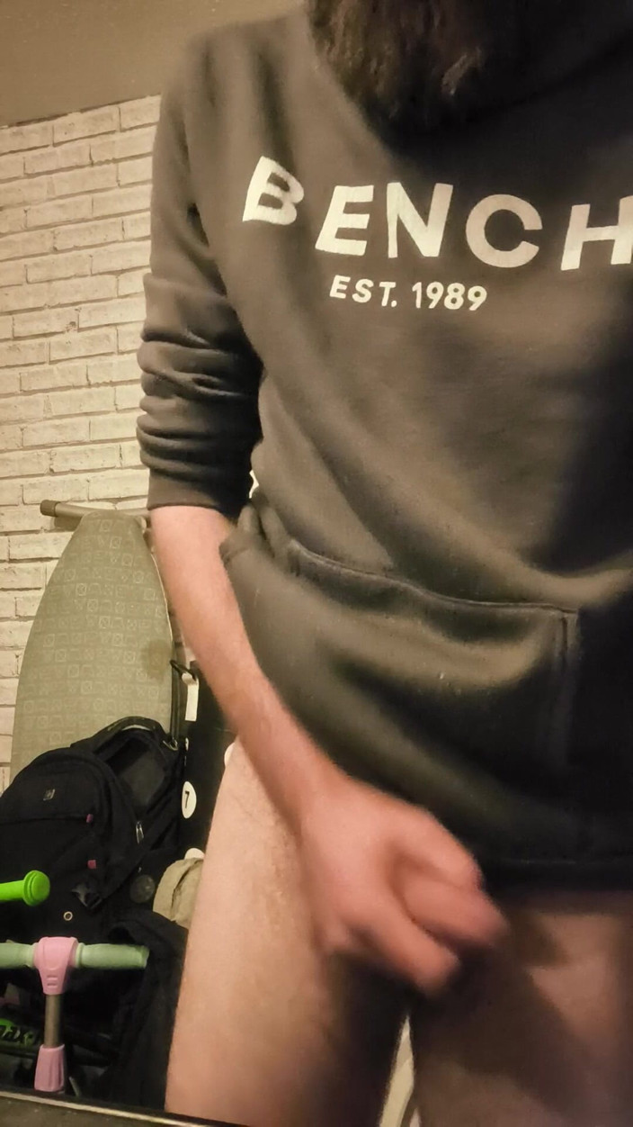 Smoking stoker: Büyük sert yarağıma mastürbasyon yapıyor ve sigara içiyor