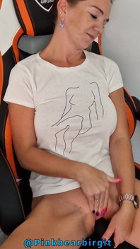 Netter rosa bär birgits höschen und rasierte muschi fingern