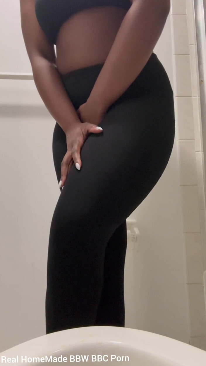 Super sexy ebony cuties: Bacaklarımı kesen çiş için çaresizim tuvalette bakış açısı