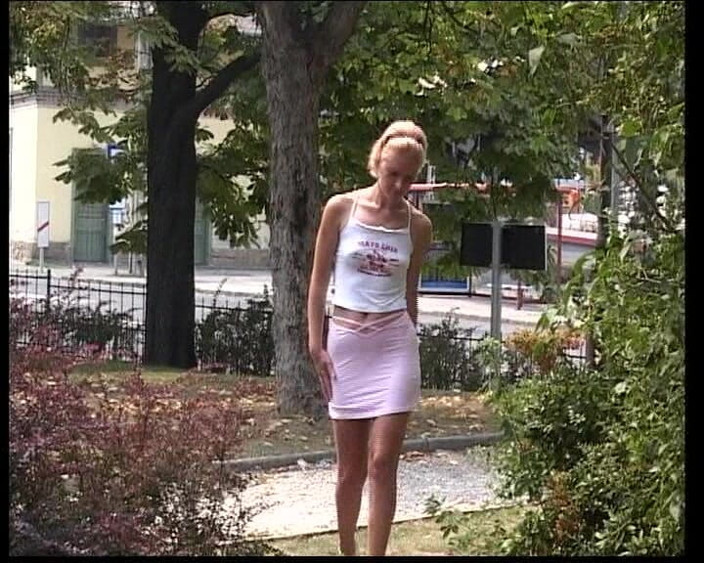 German's Fetish: Söt blond tonåring från Germay gillar att kissa offentligt